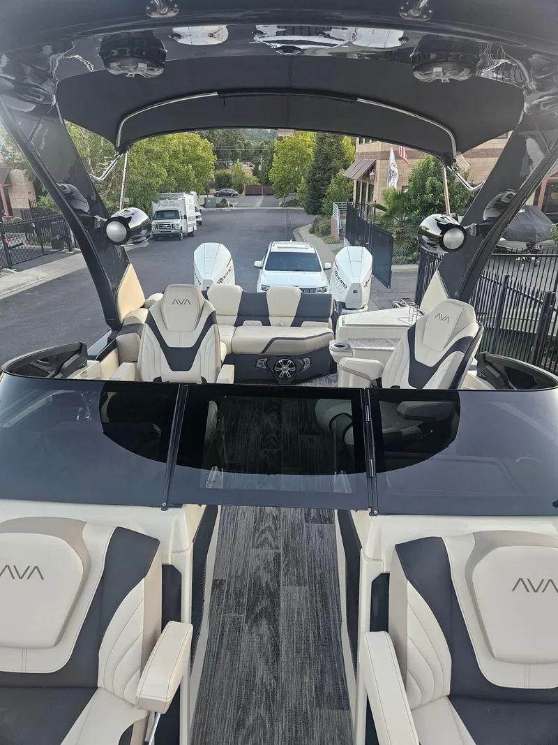 Slide: The Image of Avalon Excalibur Elite Windshield 27FT 2025 - 25