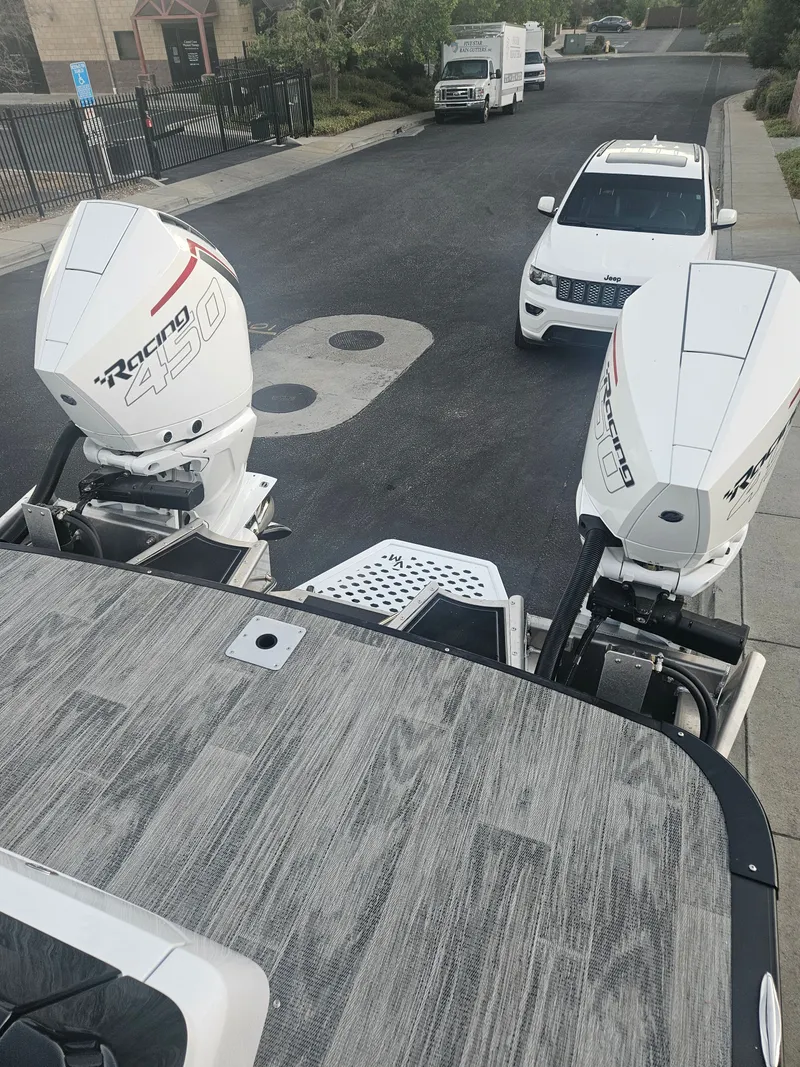 Slide: The Image of Avalon Excalibur Elite Windshield 27FT 2025 - 26