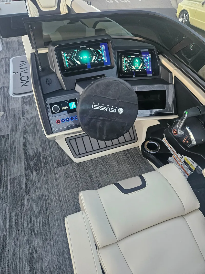 Slide: The Image of Avalon Excalibur Elite Windshield 27FT 2025 - 27