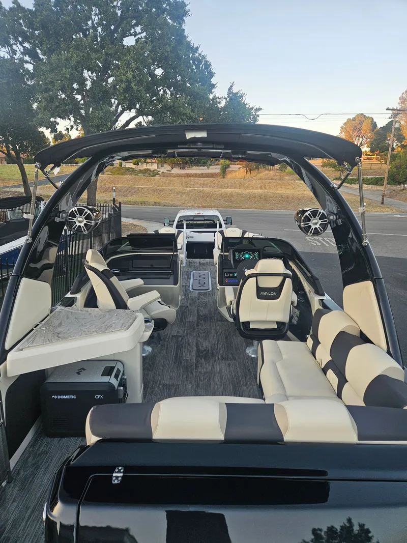 Slide: The Image of Avalon Excalibur Elite Windshield 27FT 2025 - 28