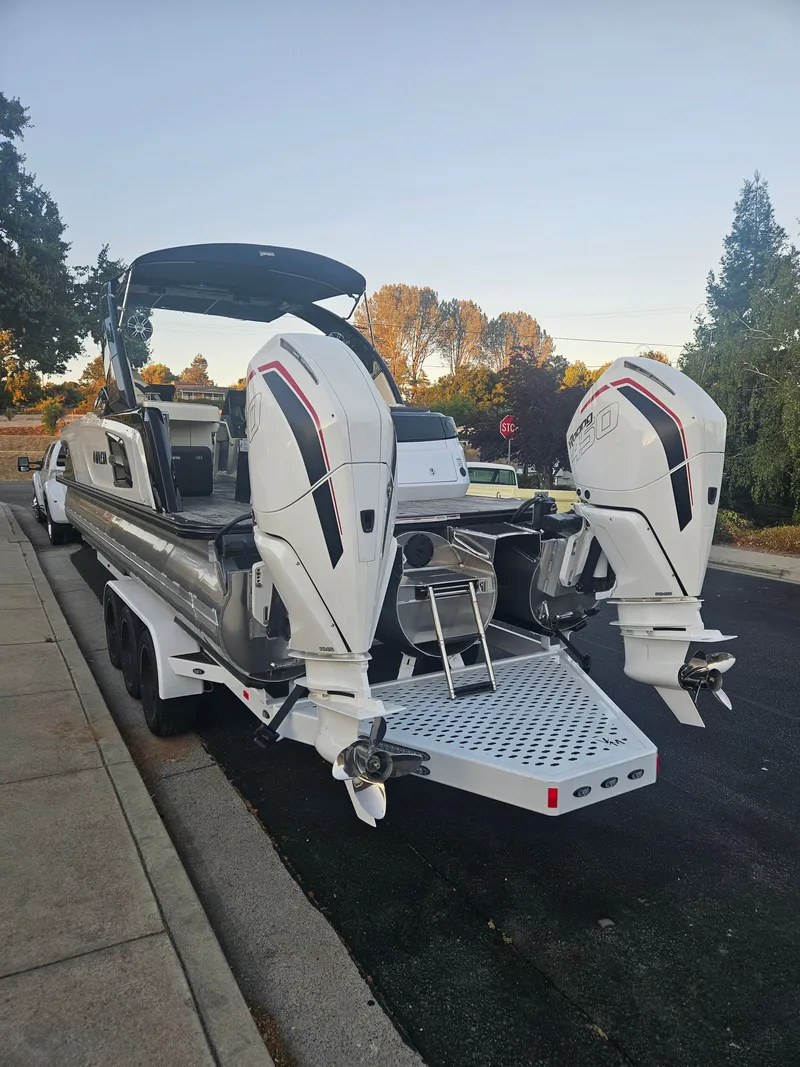 Slide: The Image of Avalon Excalibur Elite Windshield 27FT 2025 - 29