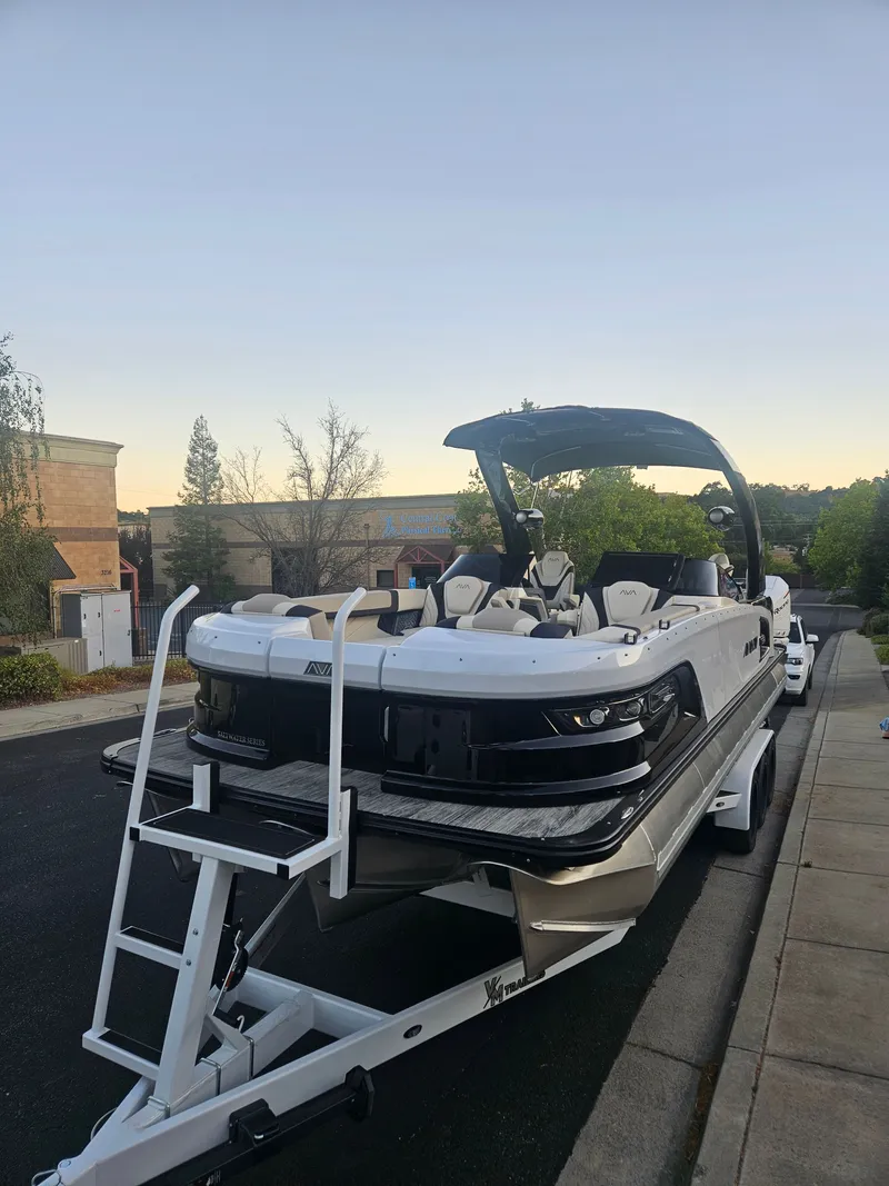 Slide: The Image of Avalon Excalibur Elite Windshield 27FT 2025 - 30