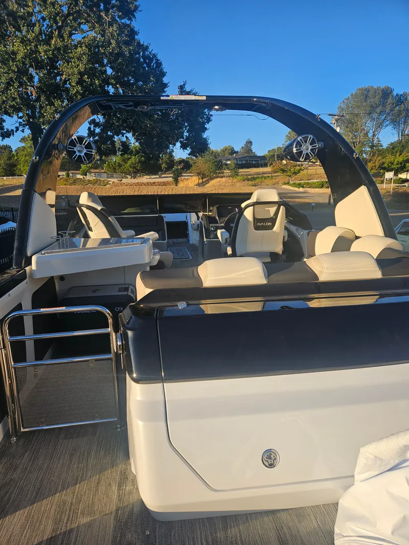 Slide: The Image of Avalon Excalibur Elite Windshield 27FT 2025 - 31