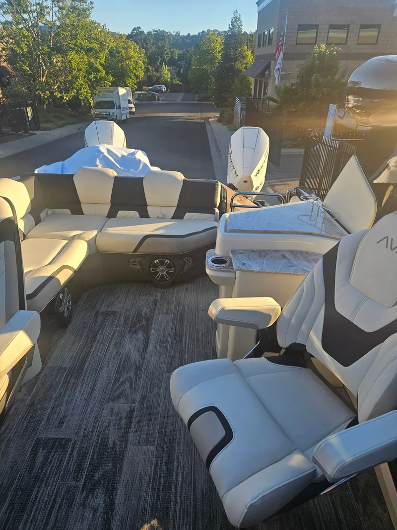 Slide: The Image of Avalon Excalibur Elite Windshield 27FT 2025 - 32