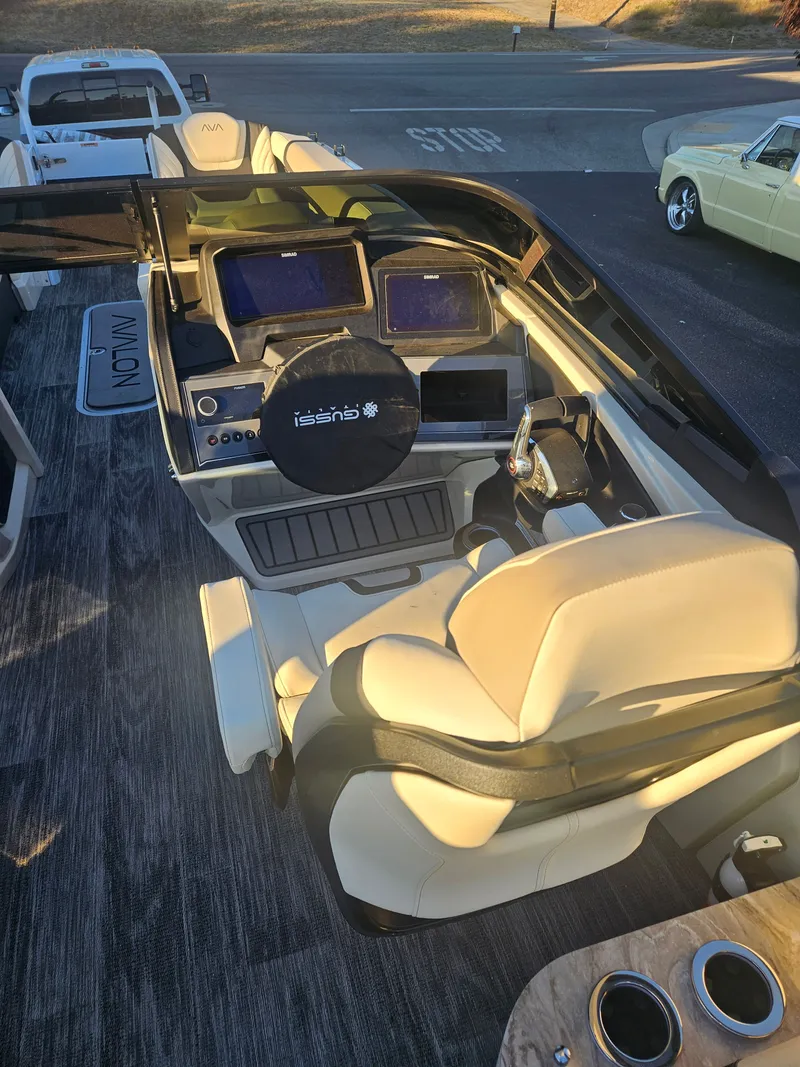 Slide: The Image of Avalon Excalibur Elite Windshield 27FT 2025 - 33