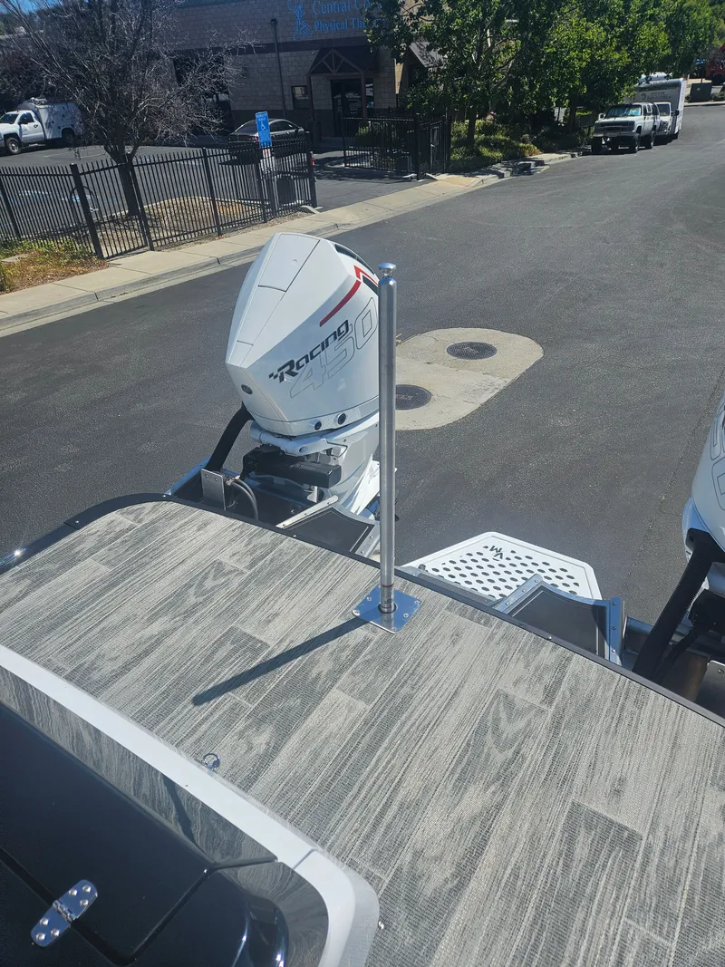 Slide: The Image of Avalon Excalibur Elite Windshield 27FT 2025 - 6