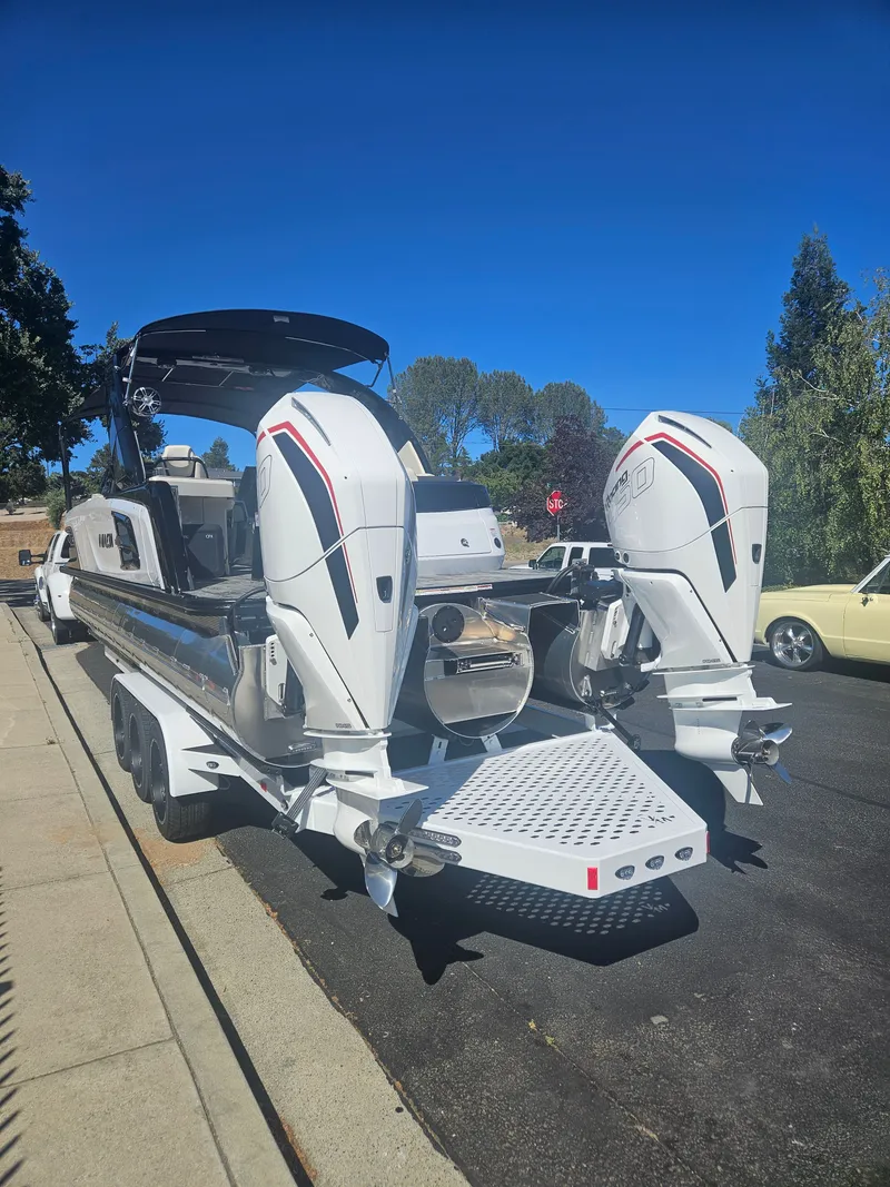 Slide: The Image of Avalon Excalibur Elite Windshield 27FT 2025 - 7