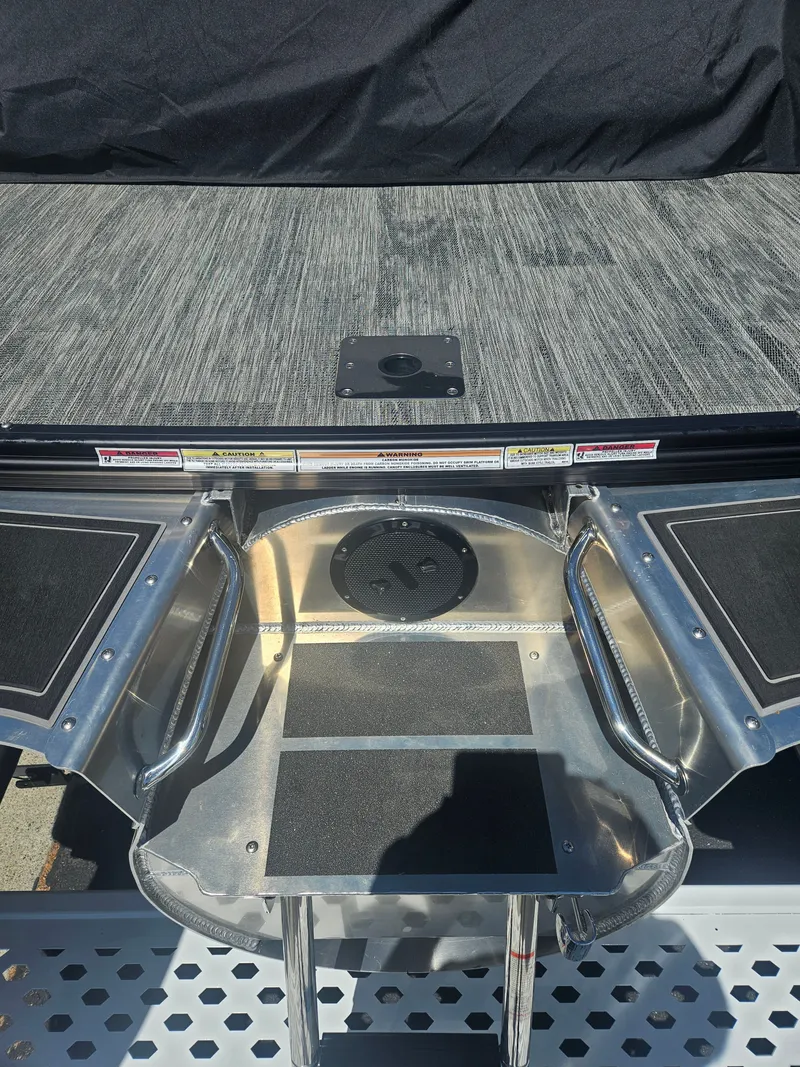Slide: The Image of Avalon Excalibur Elite Windshield 27FT 2025 - 8