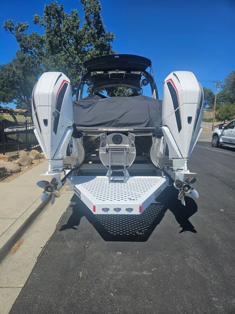 Slide: The Image of Avalon Excalibur Elite Windshield 27FT 2025 - 9