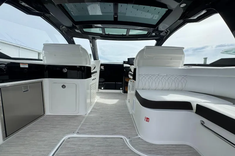 Slide: The Image of Sea Ray Sundancer 370 Outboard 2026 - 19
