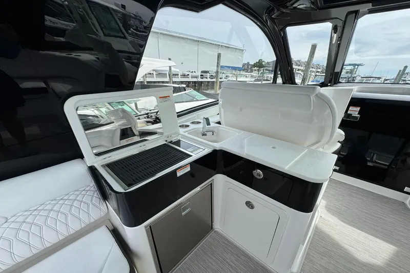Slide: The Image of Sea Ray Sundancer 370 Outboard 2026 - 25