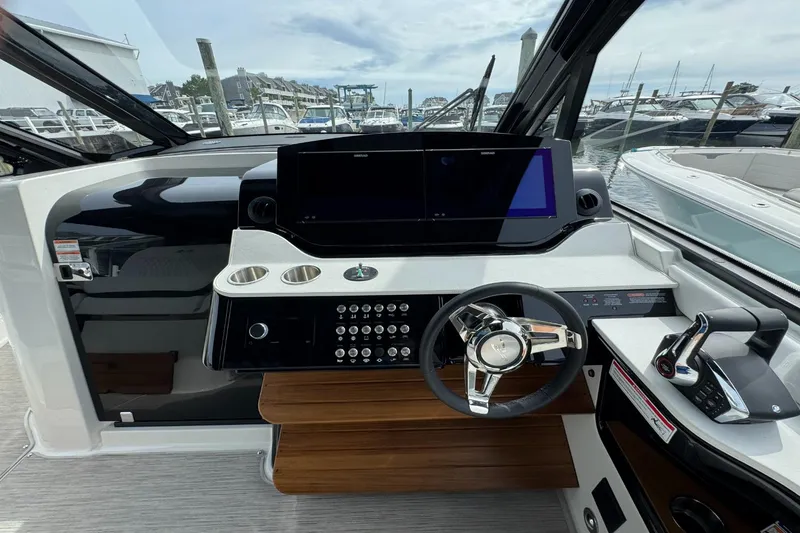 Slide: The Image of Sea Ray Sundancer 370 Outboard 2026 - 37