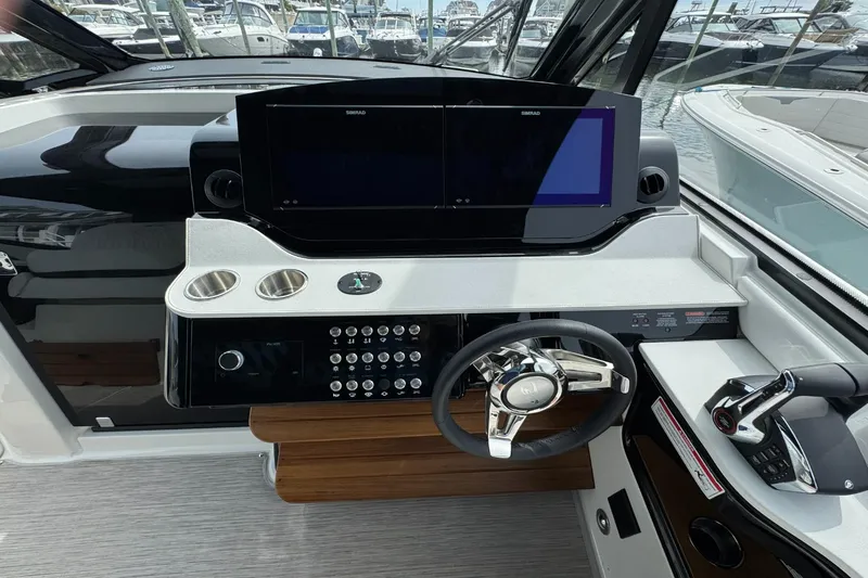 Slide: The Image of Sea Ray Sundancer 370 Outboard 2026 - 38