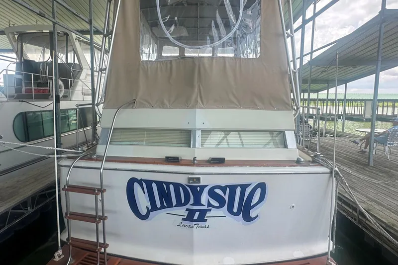 The Image of 1971 Chris-Craft Commander 42 docked, featuring "Cindy Sue II" name on the stern. - 0