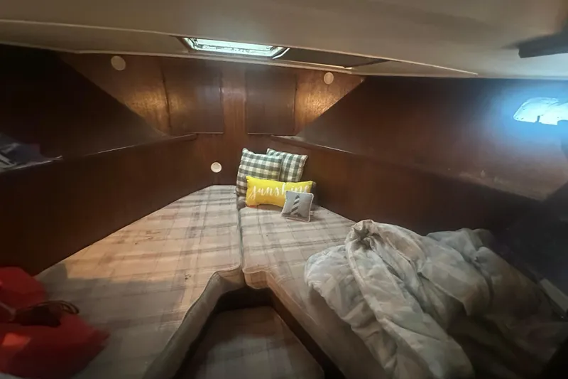 Slide: The Image of 1971 Chris-Craft Commander 42 cabin interior with plaid bedding and decorative pillows. - 34