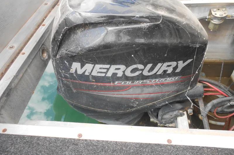 Slide: The Image of Mercury FourStroke engine on a 2004 Myacht 4815 houseboat. - 14