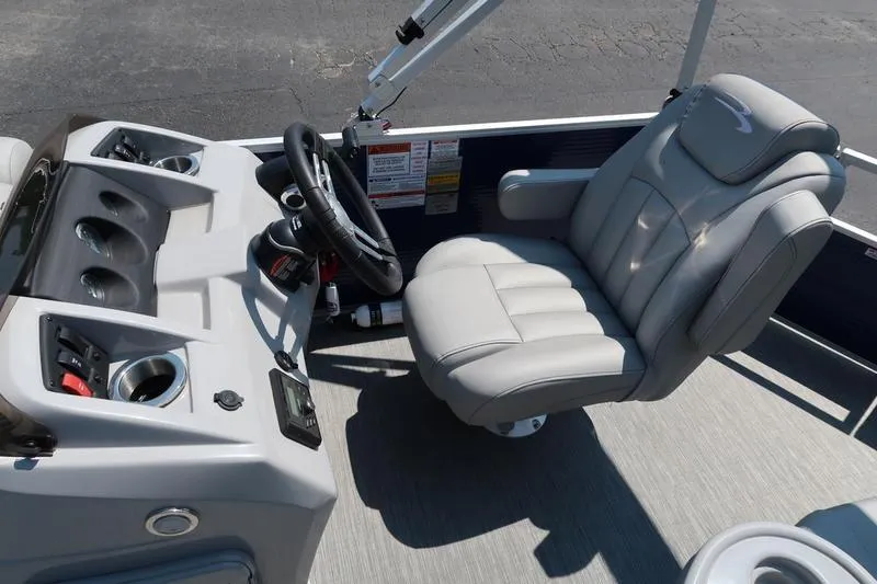 Slide: The Image of Captain's seat and helm of 2022 Bennington 20 SLM pontoon boat. - 15
