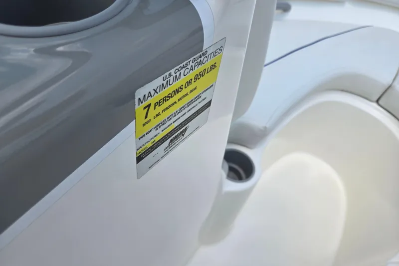Slide: The Image of 2006 Bayliner 195 Classic boat capacity label, maximum 7 persons or 950 lbs. - 16