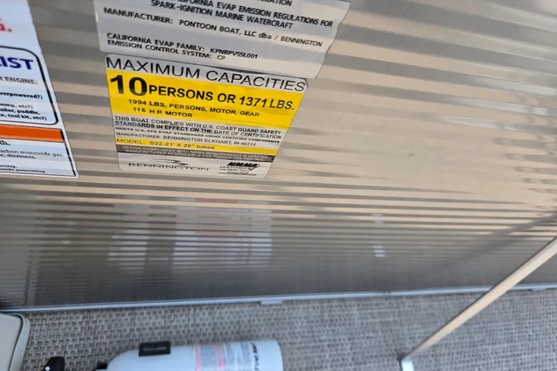 Slide: The Image of 2019 Bennington SX 22 Premium Cruise capacity label, maximum 10 persons or 1371 lbs. - 20