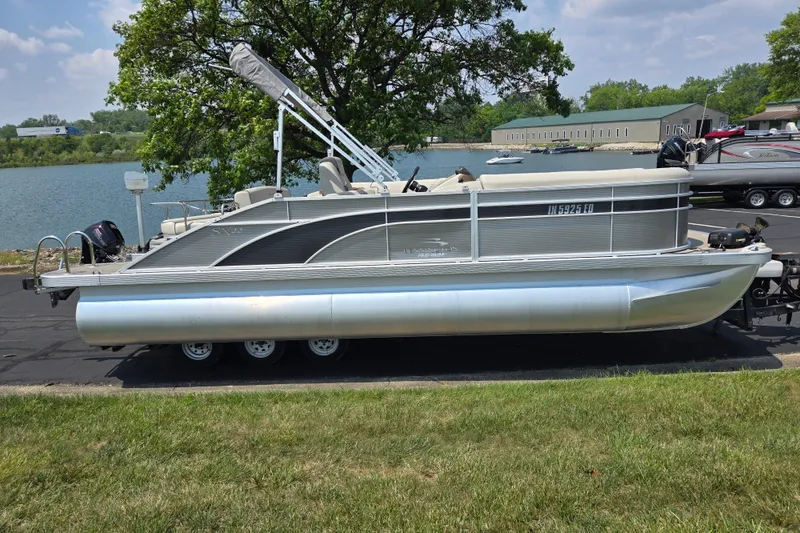 Slide: The Image of 2019 Bennington SX 22 Premium Cruise pontoon boat parked by a lakeside. - 9