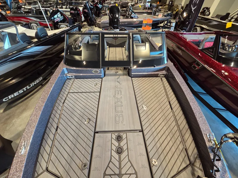 Slide: The Image of Vexus Boats DVX22s 2026 - 12