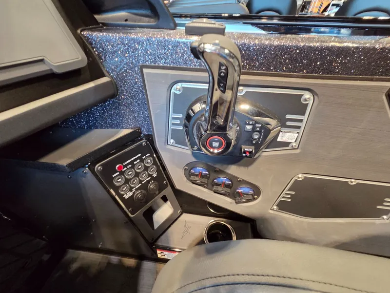 Slide: The Image of Vexus Boats DVX22s 2026 - 23