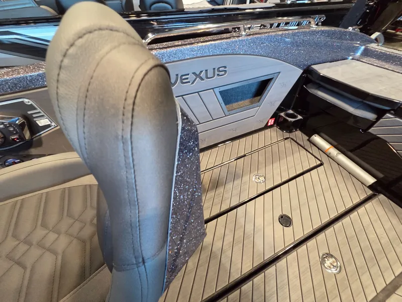 Slide: The Image of Vexus Boats DVX22s 2026 - 25
