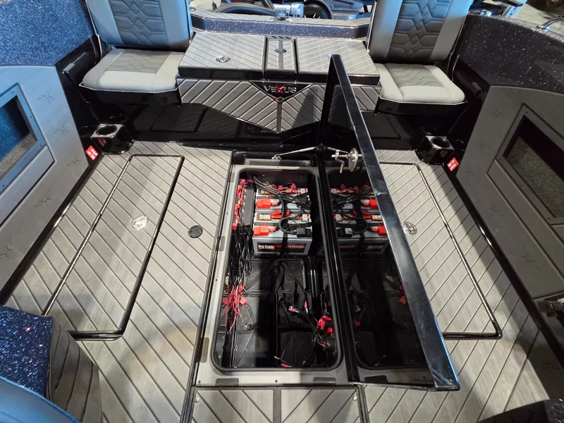 Slide: The Image of Vexus Boats DVX22s 2026 - 31