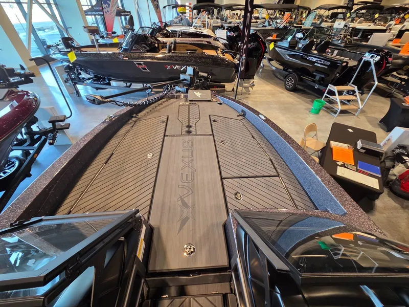 Slide: The Image of Vexus Boats DVX22s 2026 - 7