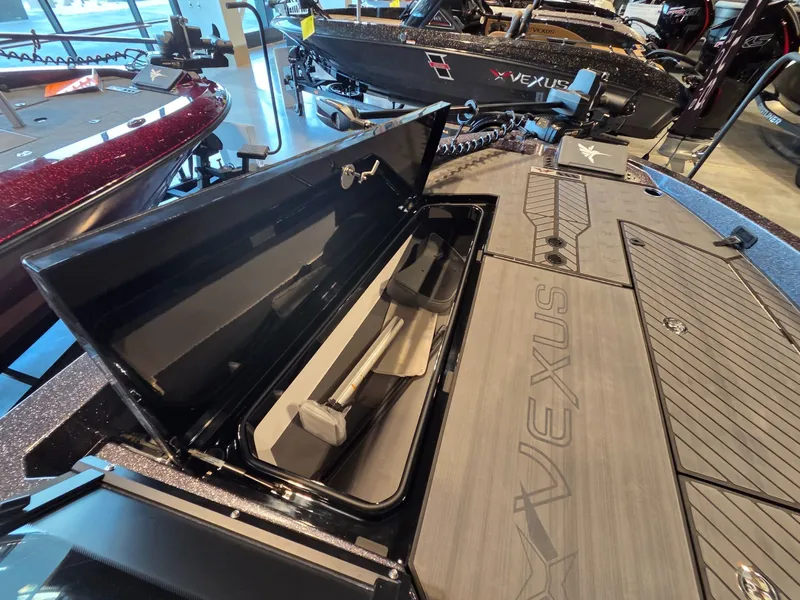 Slide: The Image of Vexus Boats DVX22s 2026 - 8