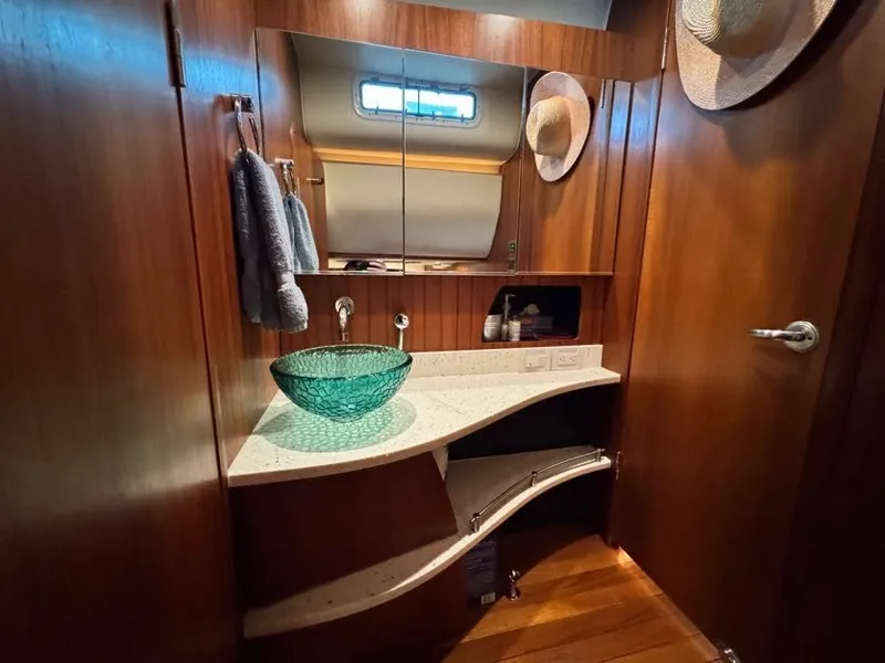 Slide: The Image of Tiara 4300 Sovran 2006 - 26