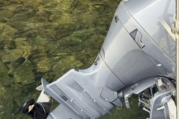Slide: The Image of Outboard motor of a 2019 Bennington 22 SCWXP in clear water. - 25