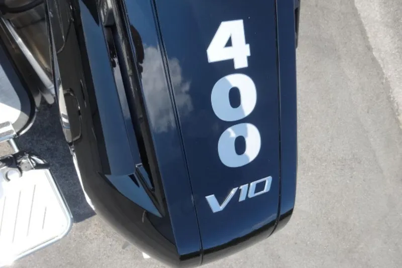 Slide: The Image of 2026 Harris Grand Mariner 250 with 400 V10 engine, top view. - 14