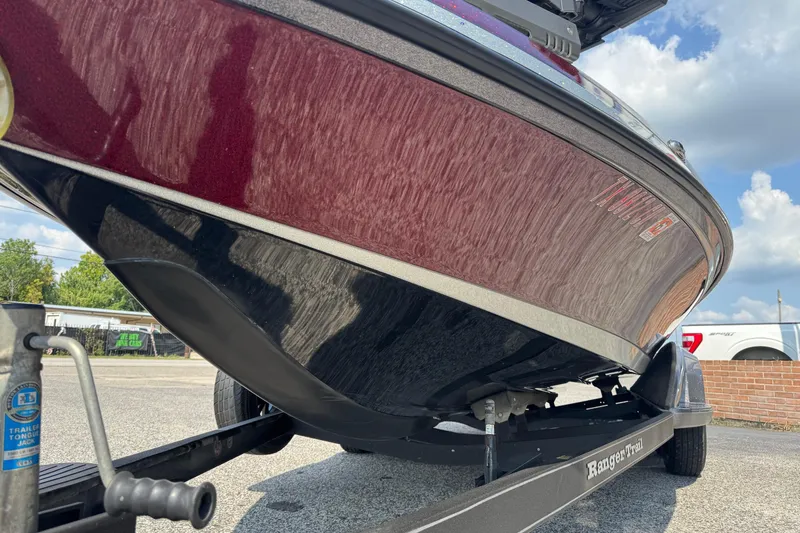 Slide: The Image of 2014 Ranger Z521 Comanche boat on trailer, close-up view of hull and trailer. - 18