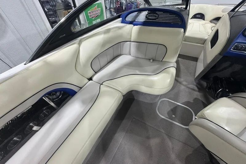 Slide: The Image of 2007 Malibu Wakesetter 23 LSV interior with white and blue seating. - 11