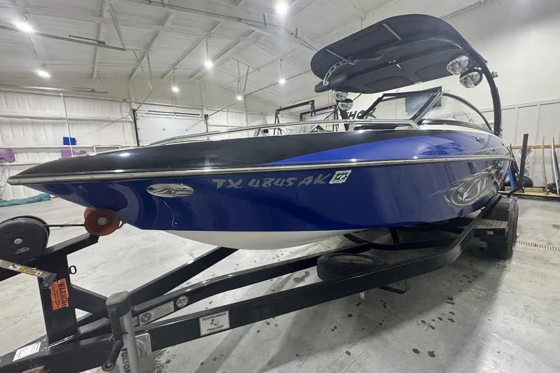 Slide: The Image of 2007 Malibu Wakesetter 23 LSV boat in indoor storage on trailer. - 30