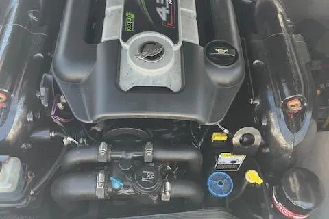 Slide: The Image of Engine of 2015 Chaparral 21 H2O Sport boat, detailed view. - 13