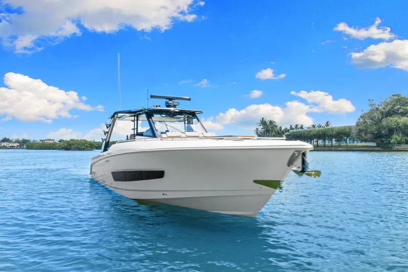 Slide: The Image of Boston Whaler 420 Outrage 2026 - 6