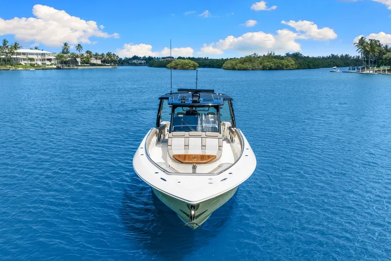 Slide: The Image of Boston Whaler 420 Outrage 2026 - 16