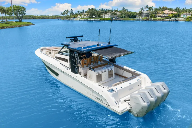 Slide: The Image of Boston Whaler 420 Outrage 2026 - 18