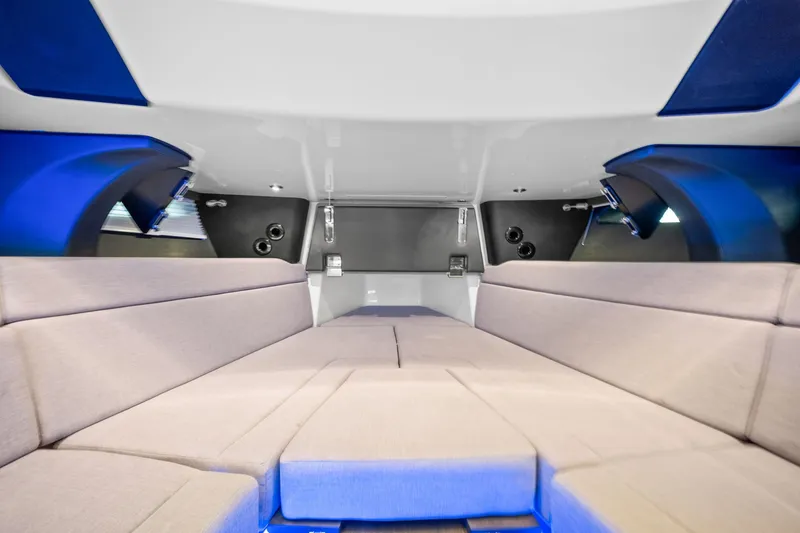 Slide: The Image of Boston Whaler 420 Outrage 2026 - 45