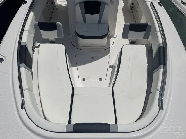 Slide: The Image of Robalo R250 Center Console 2025 - 14