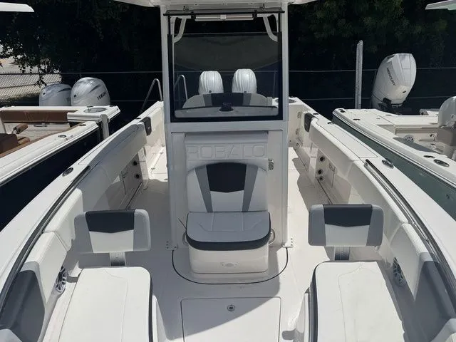 Slide: The Image of Robalo R250 Center Console 2025 - 15