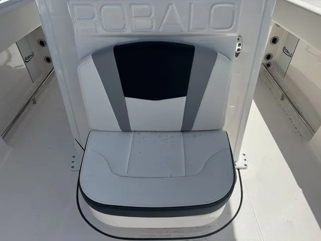 Slide: The Image of Robalo R250 Center Console 2025 - 16