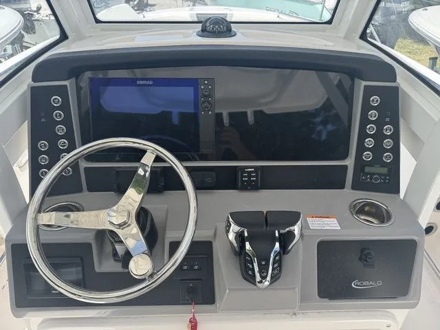 Slide: The Image of Robalo R250 Center Console 2025 - 7