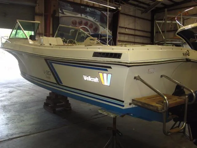 Slide: The Image of 1987 Wellcraft Step V 20 boat in a warehouse, side view. - 4