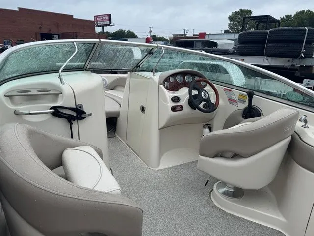 Slide: The Image of Sea Ray 220 Sundeck 2004 - 4