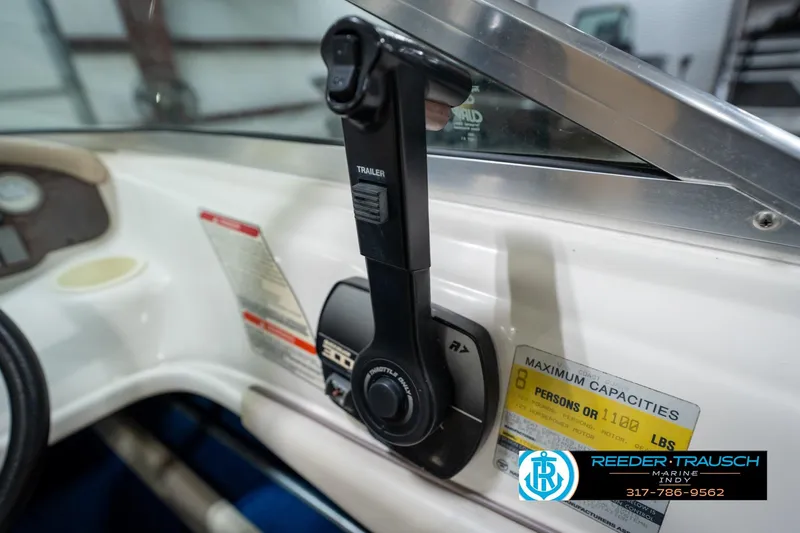 Slide: The Image of 1995 Sea Ray 175 Bow Rider radio control panel with tuning and volume knobs. - 33