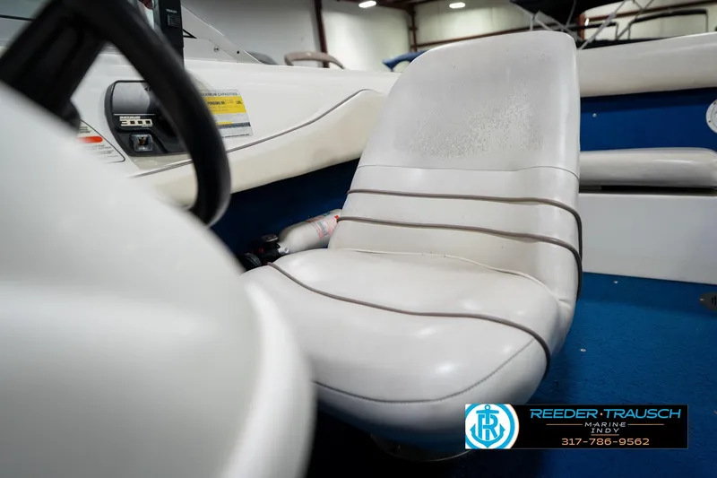 Slide: The Image of 1995 Sea Ray 175 Bow Rider throttle control and capacity label in boat cockpit. - 34