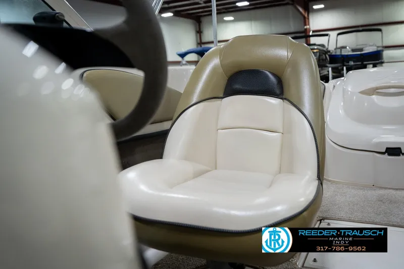 Slide: The Image of 2005 Sea Ray 180 Sport throttle control with warning labels and Reeder-Trausch Marine logo. - 34